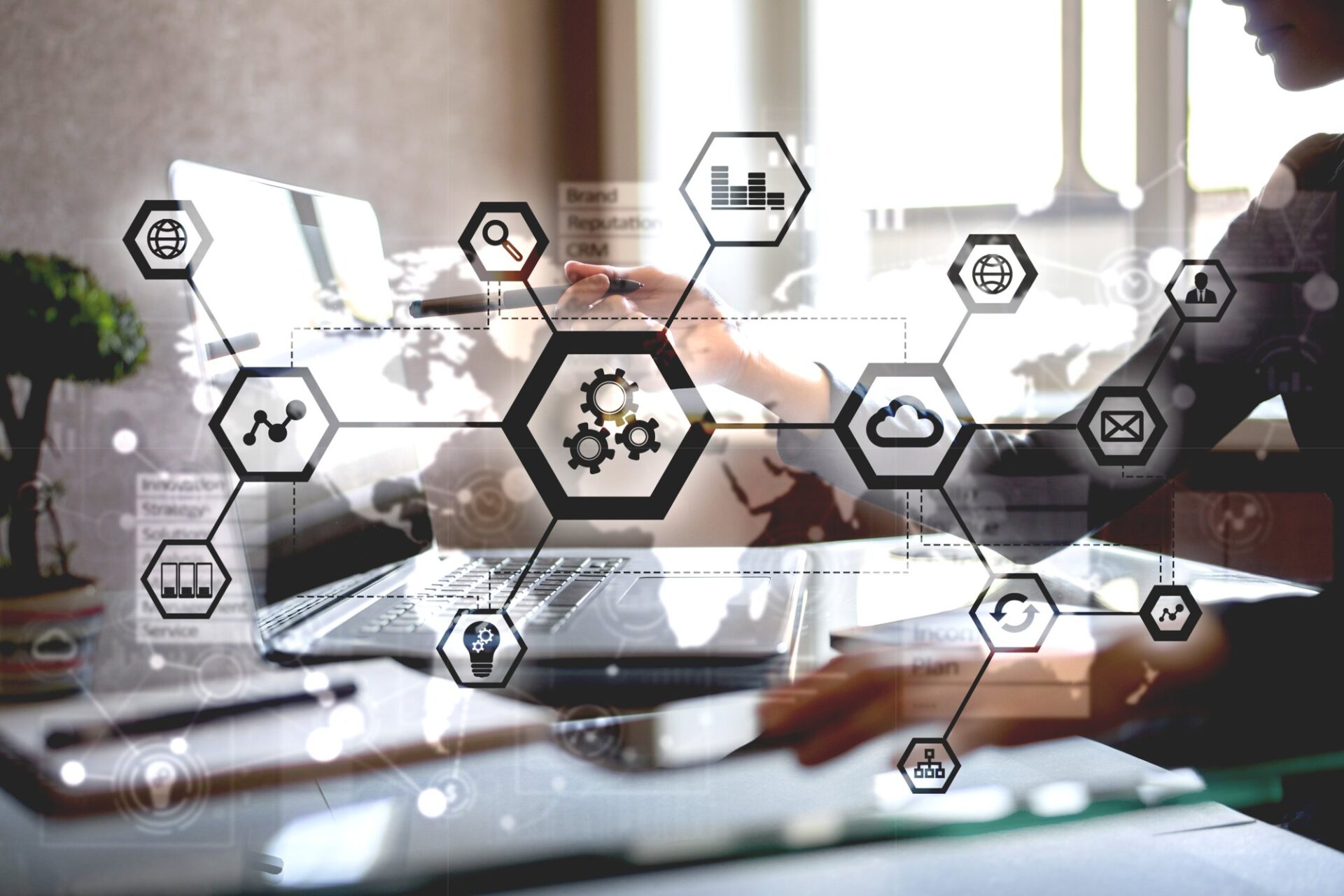 Ein Mitarbeiter des Unternehmens e-velopment zeigt mit einem Stift auf den Bildschirm eines ERP-System und erklärt e-commerce